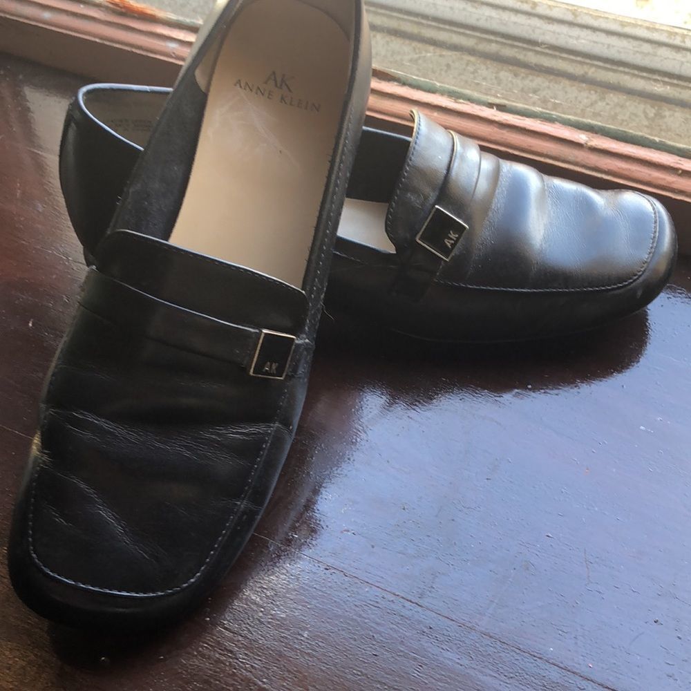 Ann Klein leather loafers in size 6M EUC black with AK logo in gold on strap - Picture 1 of 16